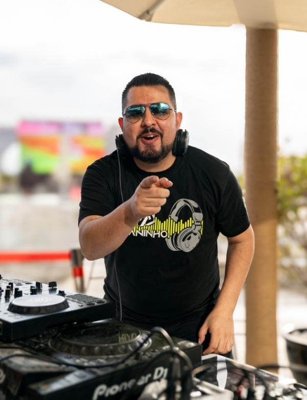 DJ