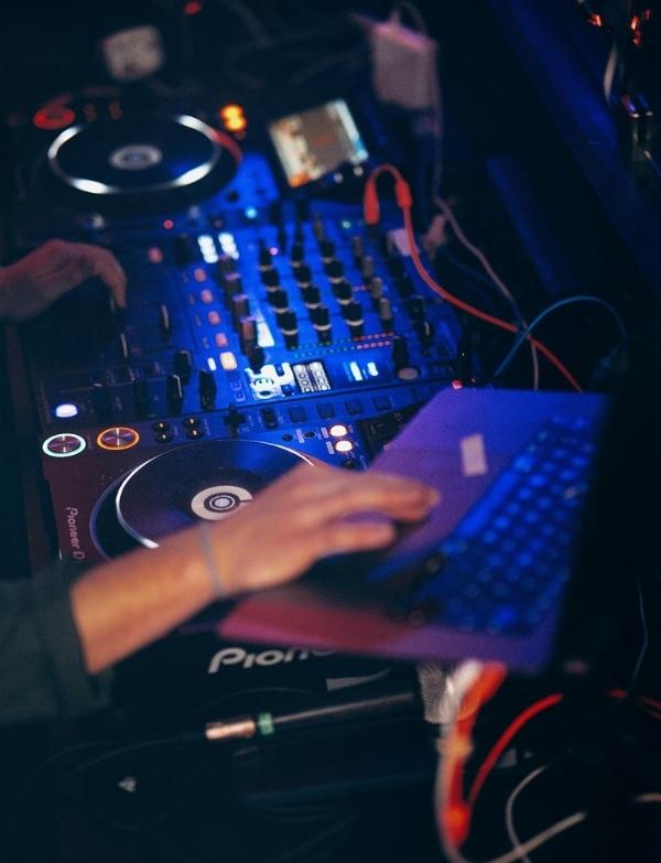 DJ2